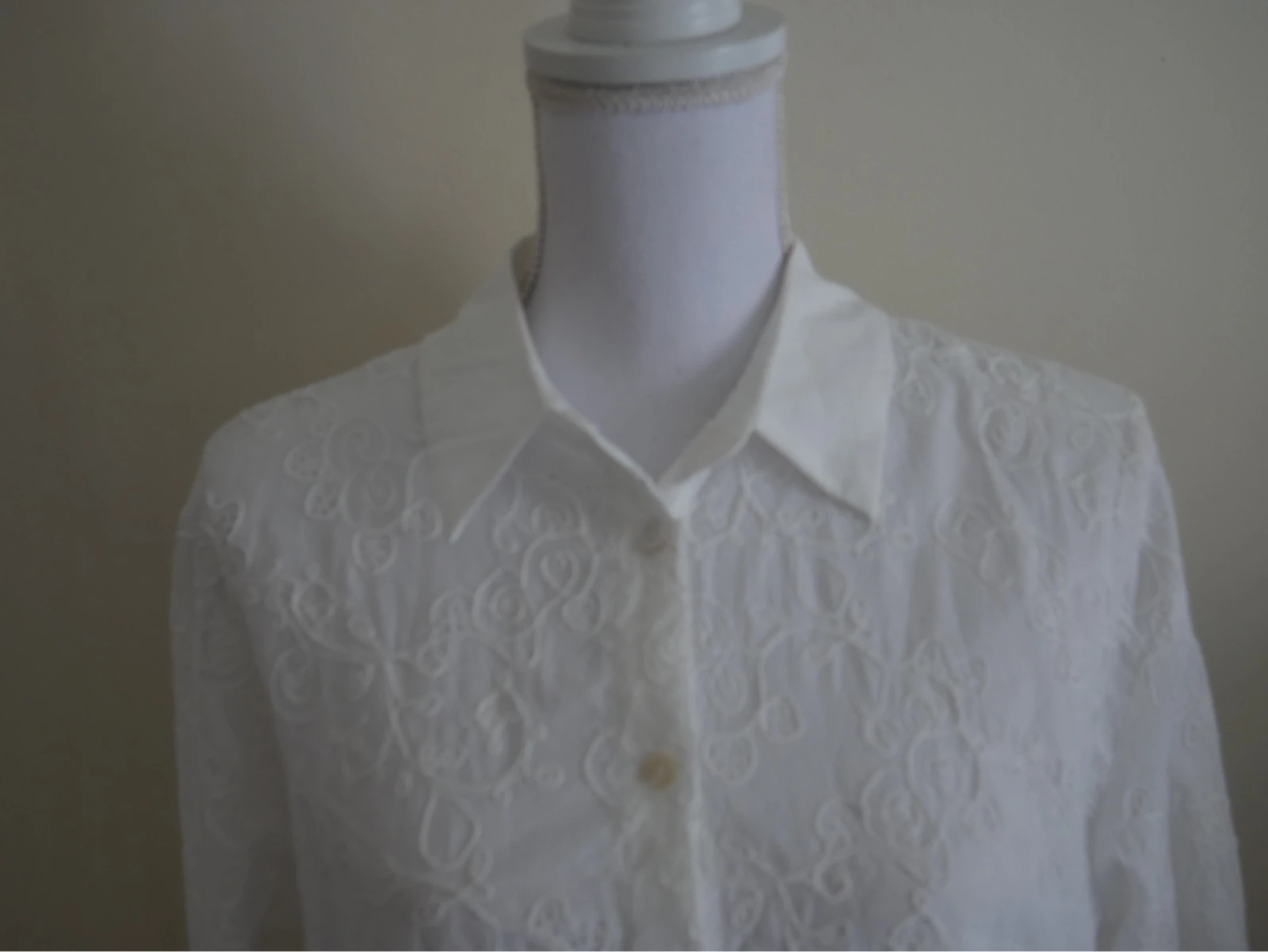 Witte hemd met borduursel - maat SM – photo 3